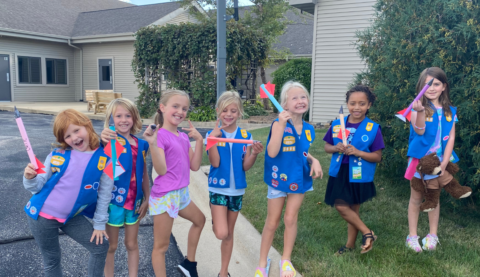  Group of Daisy Girl Scouts smiling together  